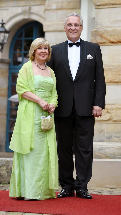 Auch der bayerische Innenminister Joachim Herrmann ist zur Eröffnung gekommen und seine Frau Gerswid bringt wenigstens mit der Farbe ihres Kleides etwas sommerliche Stimmung mit.