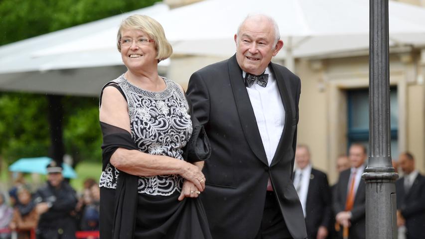 Auch der frühere bayerische Ministerpräsident Günther Beckstein und seine Frau Marga sind bei der Eröffnung dabei.
