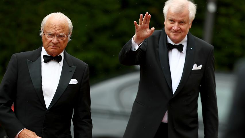 Zusammen mit Schwedens König Carl Gustaf begrüßt der bayerische Ministerpräsident Horst Seehofer das Publikum am Grünen Hügel.