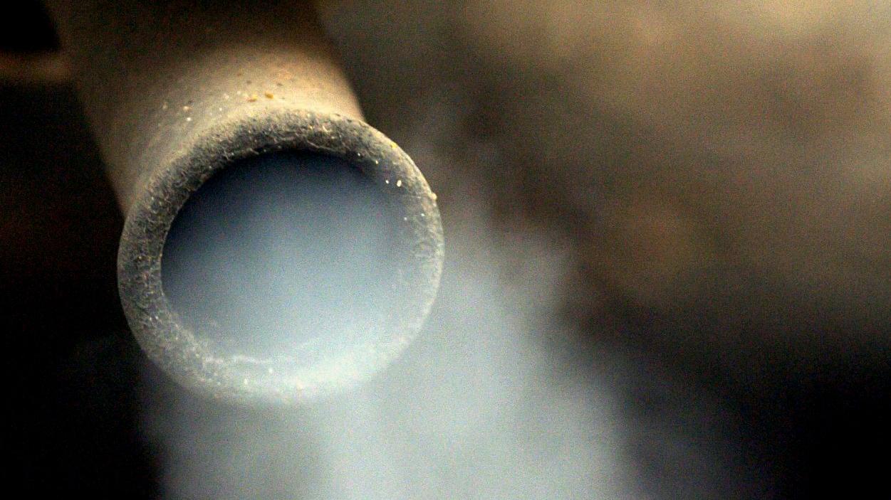 Der Bund will den Städten bei der Abgas-Bekämpfung mit einer Diesel-Milliarde helfen. In Nürnberg stößt dieses Vorhaben auf wenig Begeisterung. Der Bund will den Städten bei der Abgas-Bekämpfung mit einer Diesel-Milliarde helfen. In Nürnberg stößt dieses Vorhaben auf wenig Begeisterung.
