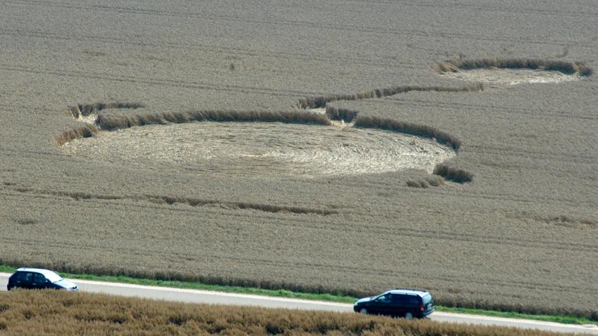 Deutlich kleiner fielen die Kreise 2005 in Nördlingen im Landkreis Donau-Ries aus. Sie hatten einen Durchmesser von 24 und zehn Metern und waren sehr gleichmäßig. Kornkreis-Experten vermuten, dass die Formationen von Menschenhand geschaffen wurden.