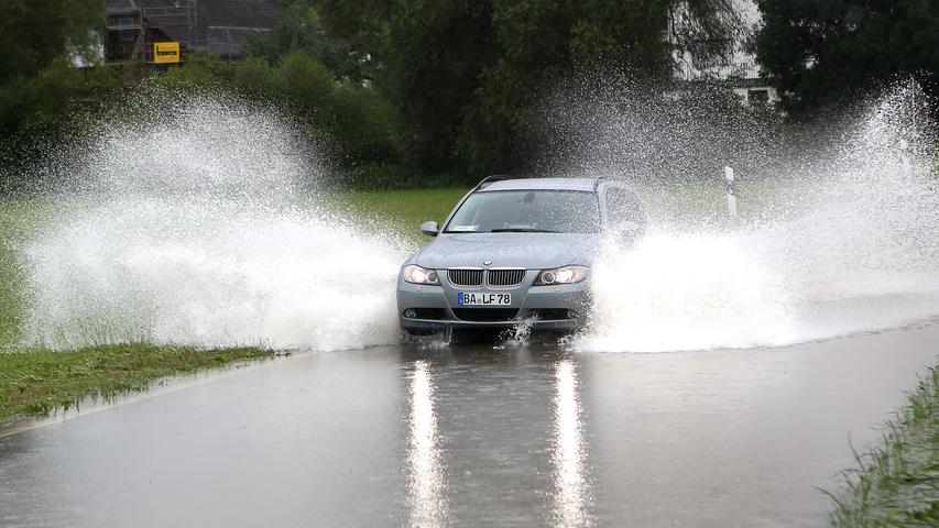 Straßensperrungen und nasse Nager: Dauerregen in Franken