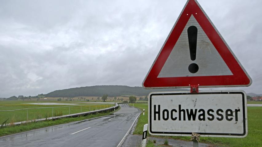 Straßensperrungen und nasse Nager: Dauerregen in Franken