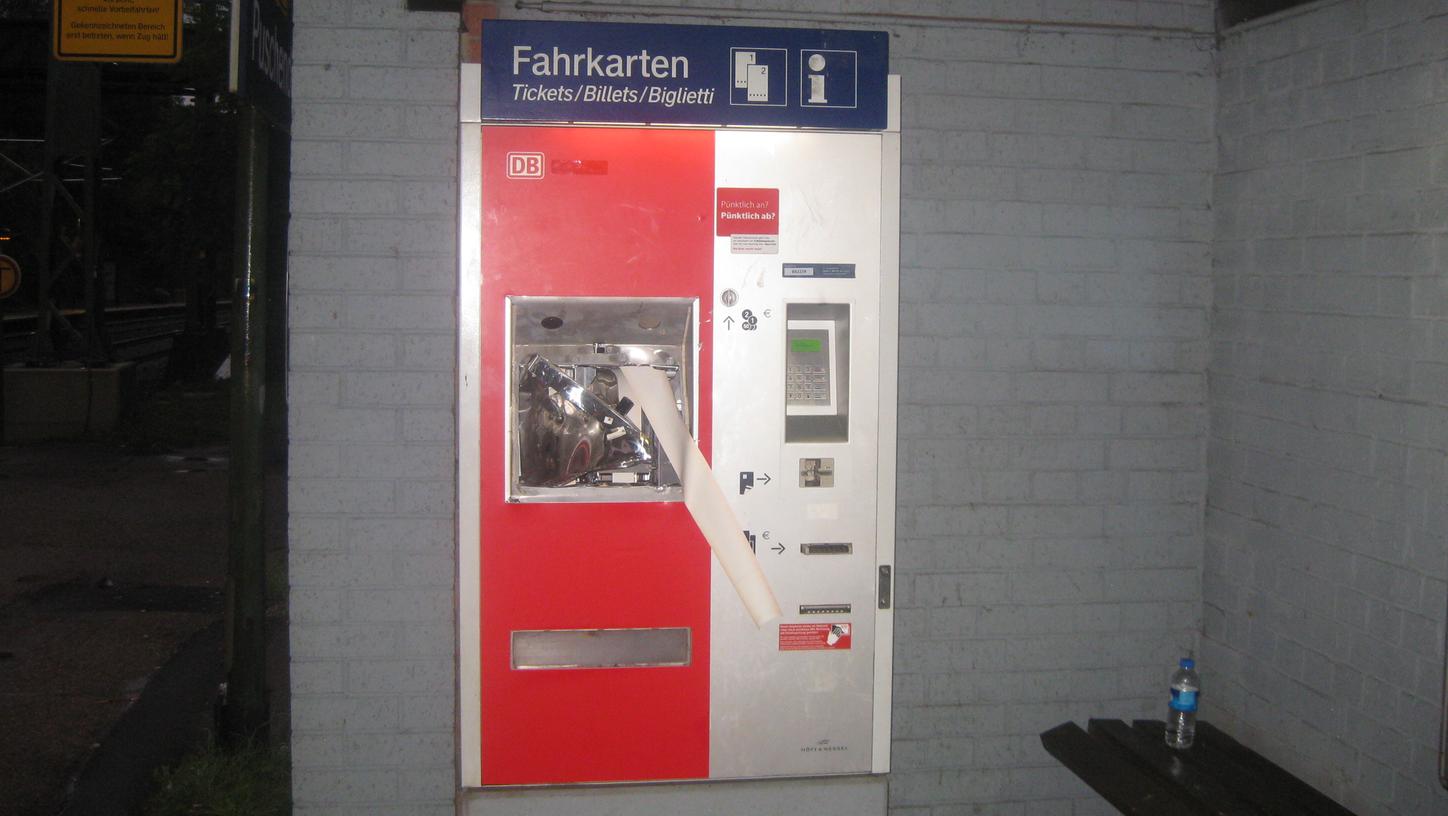 Einen enormen Sachschaden verursachten bislang unbekannte Täter am Fahrkartenautomaten in Puschendorf.