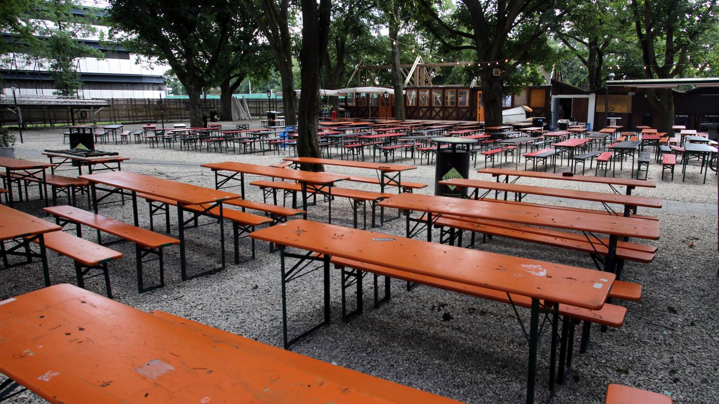 Leere Bänke, leere Tische: Der bei Club-Fans beliebte Biergarten "s’Gärtla" nahe des Stadions hat seit zwei Jahren keine Gäste mehr empfangen.