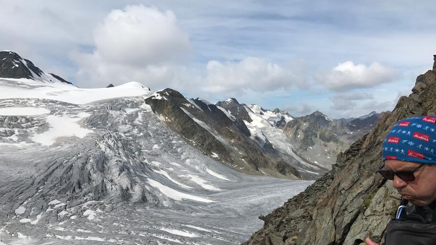 Bizarre Gletscherlandschaften begleiten uns bis zum Gipfel.
