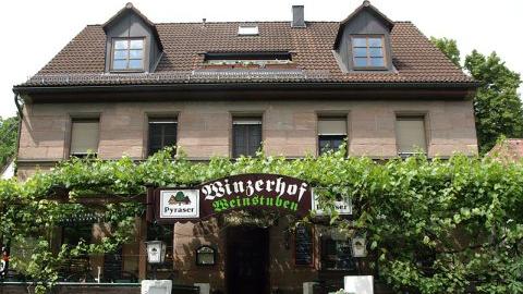 ...dem "Nürnberger Winzerhof", wo man den gebackenen fränkischen Karpfen mit buntem Salatteller und Kartoffelsalat ab 12,50 Euro bekommt.