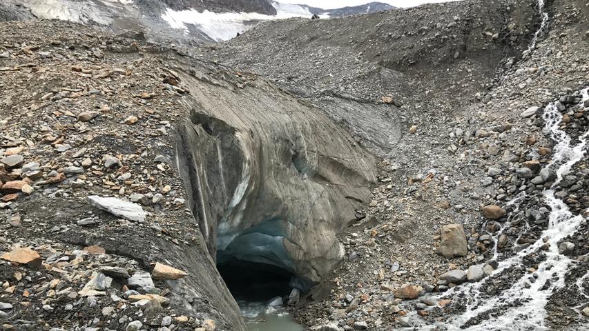 Eine Eishöhle, die bald in sich zusammen brechen wird: Die Anzeichen des Klimawandesl sind auf und entlang des Taschachferners unübersehbar.
