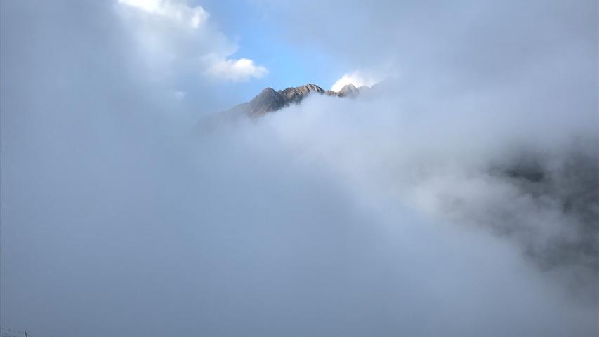 Über den Wolken liegen die Gipfel - toller Blick auf die Bergwelt im Pitztal.