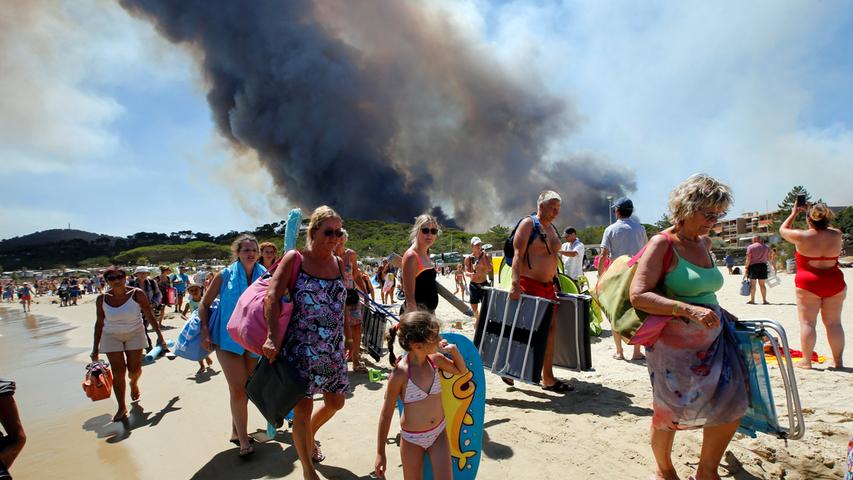 Schwere Waldbrände verwüsten französische Mittelmeerküste