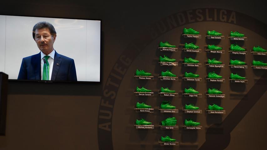 Von der Wand grüßen die Aufstiegshelden von 2012 - vom Monitor der Präsident, Helmut Hack.