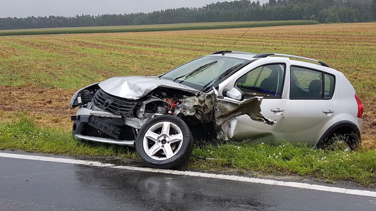 Bei Wilhermsdorf: Dacia schlittert in anderes Auto 