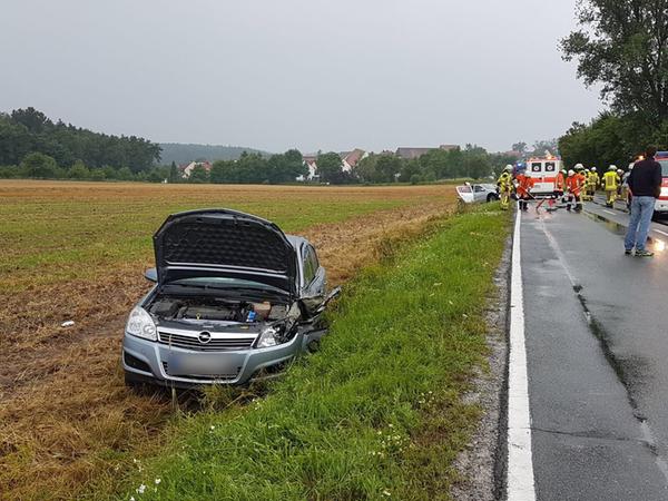 Bei Wilhermsdorf: Dacia schlittert in anderes Auto 