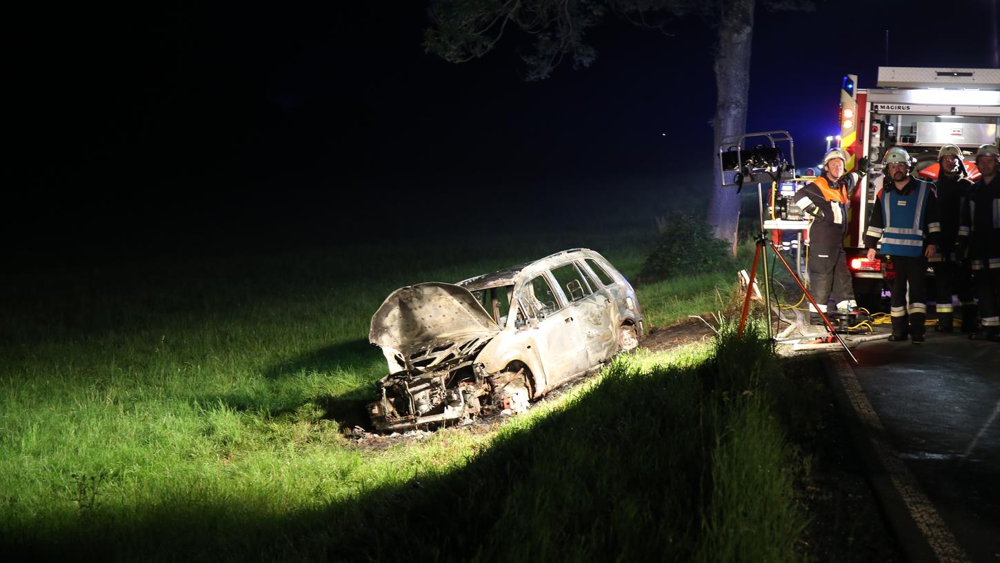 Schwerer Unfall im Landkreis Hof: Am frühen Donnerstagmorgen ist ein Auto aus bislang ungeklärter Ursache von der Straße abgekommen und gegen einen Baum geprallt. Der Wagen fing sofort Feuer.