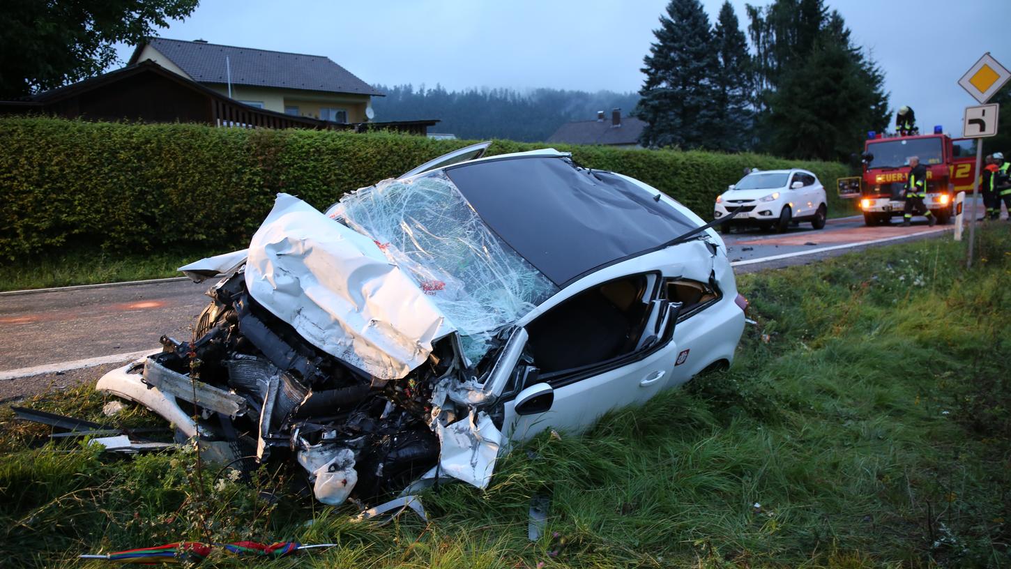 Am Mittwochabend kam der 18-Jährige Fahrer mit seinem Opel im Landkreis Kronach auf die Gegenfahrbahn - dort krachte der Wagen frontal gegen einen Lkw.
