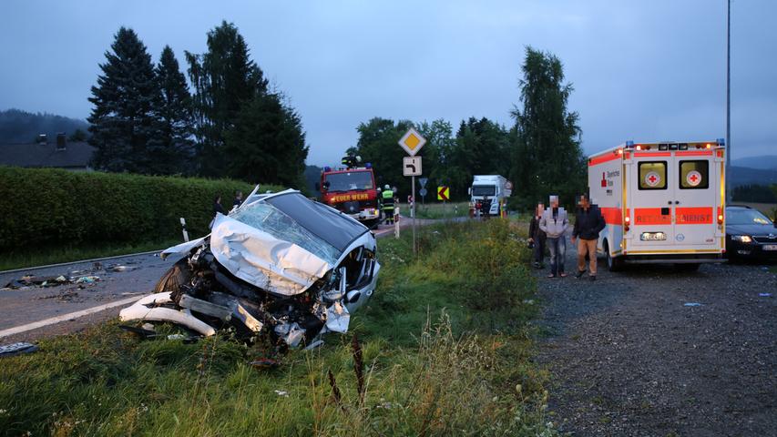 Schwerer Unfall im Landkreis Kronach: Drei Verletzte