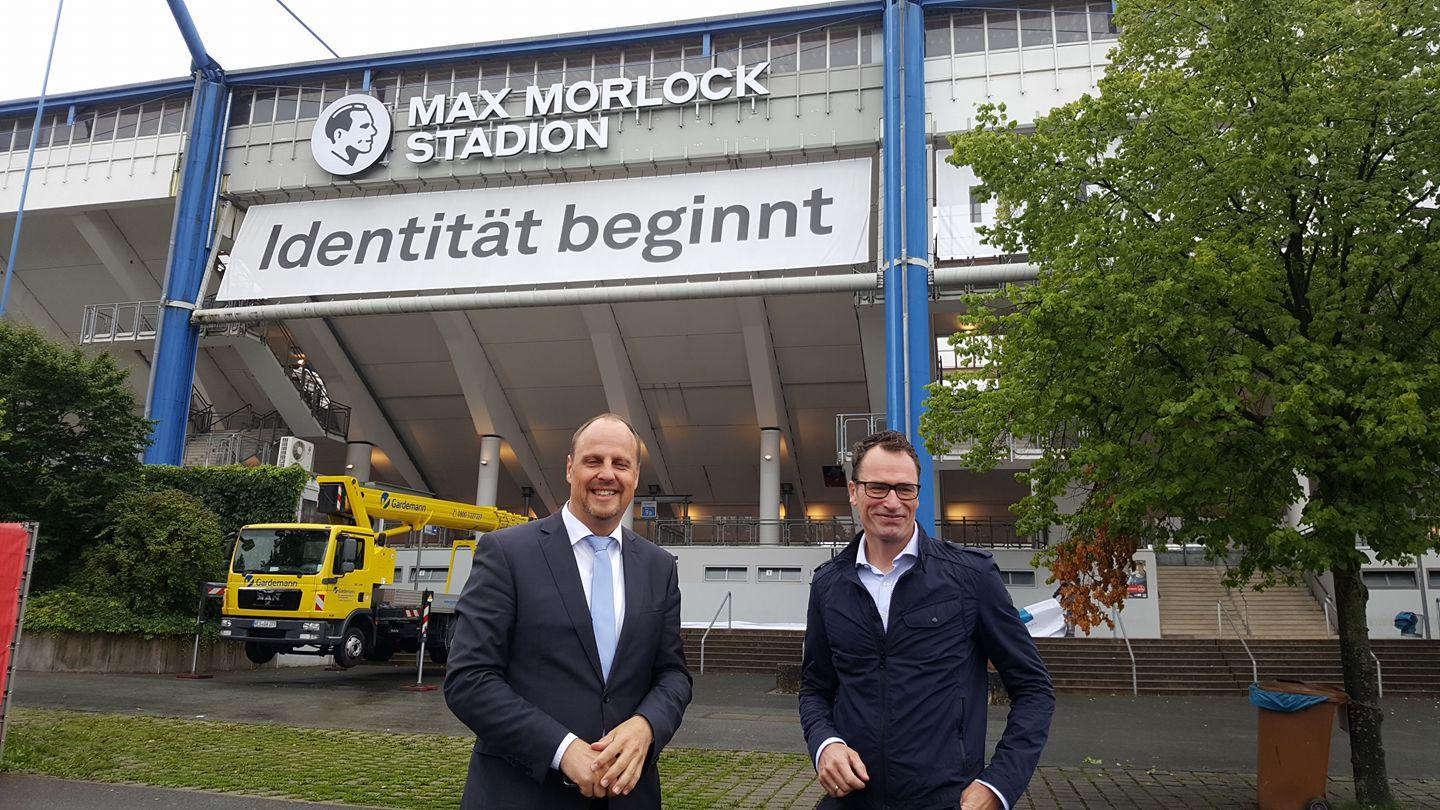 Jetzt sieht auch jeder den Namen der Nürnberger Fußballarena. Am Donnerstagmorgen wurde das neue Logo am Max-Morlock-Stadion installiert. Jetzt sieht auch jeder den Namen der Nürnberger Fußballarena. Am Donnerstagmorgen wurde das neue Logo am Max-Morlock-Stadion installiert.