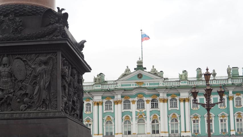 Sankt Petersburg! Der R1-Radler hat es geschafft. Hier posiert er vor der prachtvollen Eremitage – eines der größten und bedeutendsten Kunstmuseen der Welt.