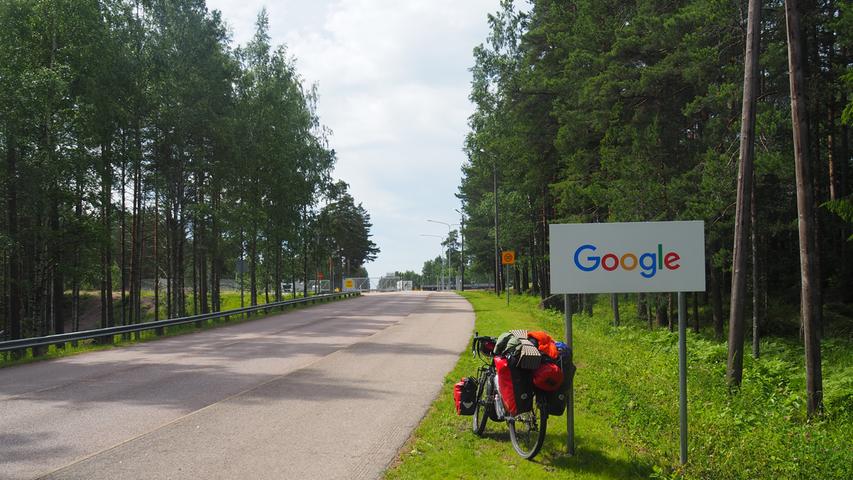 Zurück ging es freilich nicht mit dem Flugzeug nach Deutschland - sondern mit dem Rad. Und nicht direkt, sondern über den läppischen 400 Kilometer-Umweg entlang des Finnischen Meersbusens nach Helsinki. Hier eine kleine Rast in der finnischen Hafenstadt Hamina. 2009 kaufte Google dort eine ehemalige Papierfabrik und errichtete ein Datencenter.
