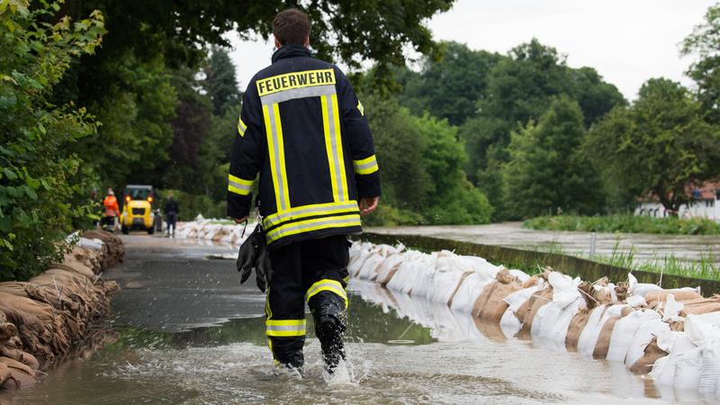 Noch ist die Hochwasserlage im niedersächsischen Hildesheim angespannt. Die Einsatzkräfte der Feuerwehr kämpfen noch mit Wassereinbrüchen und dem gestiegenen Grundwasserpegel.