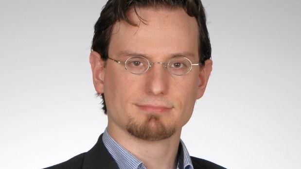 Tobias Peterka (AfD): "Frau Merkel ist in Anwendung ihrer angeblich so produktiven Verhandlungstradition gescheitert. Die AfD sieht Neuwahlen gelassen entgegen. Ich werde hier aber nicht für die Hinterzimmer der anderen Parteien mitspekulieren. Für die viertgrößte Wirtschaftsnation der Welt ist dieser Ablauf ein Zeichen der Instabilität, das man nicht bejubeln sollte. Man hat uns als AfD immer und zu jeder Zeit politisch ausgeschlossen, die Verantwortung für weitere Hängepartien tragen die beteiligten Parteien damit alleine. Wir werden keine faulen Kompromisse tolerieren. Das Grundgesetz bietet de facto durchaus die Möglichkeit eines Vorgehens wie in anderen Ländern, wo gewählt wird "bis es passt". Dies lehne ich aus staatsphilosophischer Sicht jedoch ab. Die Altparteien bleiben hinter ihren eigenen staatstragenden Ansprüchen erneut zurück. Tobias Peterka (AfD): "Frau Merkel ist in Anwendung ihrer angeblich so produktiven Verhandlungstradition gescheitert. Die AfD sieht Neuwahlen gelassen entgegen. Ich werde hier aber nicht für die Hinterzimmer der anderen Parteien mitspekulieren. Für die viertgrößte Wirtschaftsnation der Welt ist dieser Ablauf ein Zeichen der Instabilität, das man nicht bejubeln sollte. Man hat uns als AfD immer und zu jeder Zeit politisch ausgeschlossen, die Verantwortung für weitere Hängepartien tragen die beteiligten Parteien damit alleine. Wir werden keine faulen Kompromisse tolerieren. Das Grundgesetz bietet de facto durchaus die Möglichkeit eines Vorgehens wie in anderen Ländern, wo gewählt wird "bis es passt". Dies lehne ich aus staatsphilosophischer Sicht jedoch ab. Die Altparteien bleiben hinter ihren eigenen staatstragenden Ansprüchen erneut zurück.