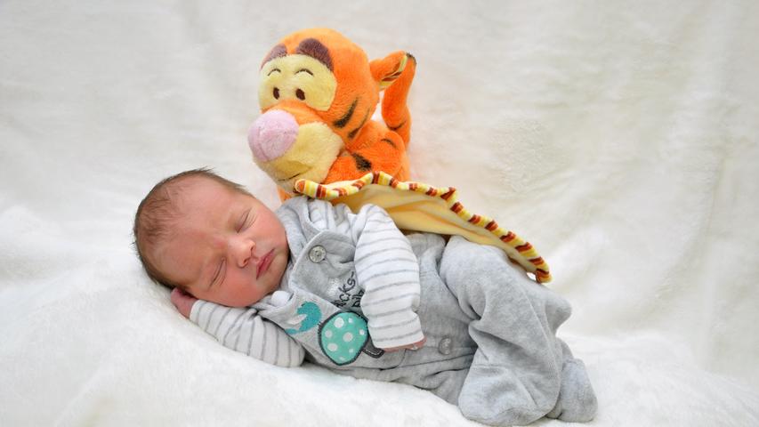 Vynn Olaf hat schon einen treuen Beschützer gefunden. Er wurde am 10. Mai in der Klinik Hallerwiese geboren. Bei seiner Geburt war er 50 Zentimeter groß und 2850 Gramm schwer.