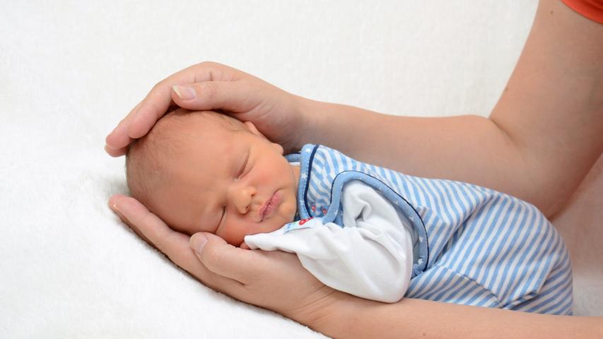 Willkommen auf der Welt, Tristan Lorenz! Er wurde am 23. Mai in der Klinik Hallerwiese geboren. Bei seiner Geburt war er 50 Zentimeter groß und 3580 Gramm schwer.