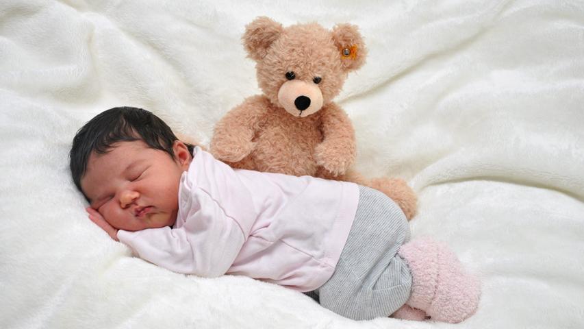 Das sind Annika und ihr Teddy, seit dem 26. Mai unzertrennlich. Bei ihrer Geburt im Südklinikum brachte Annika 4380 Gramm auf die Waage und war 50 Zentimeter groß.