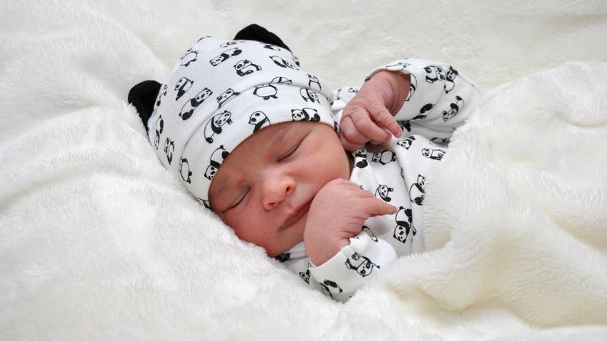 So ein süßes Panda-Outfit! Damit lässt es sich offenbar wunderbar schlafen. Elias wurde am 25. Mai im Südklinikum geboren. Er war bei seiner Geburt 49 Zentimeter groß und 3330 Gramm schwer.