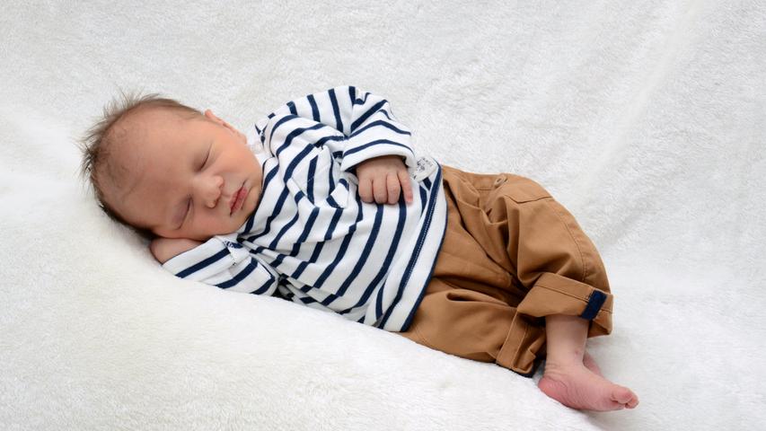 Hallo Kaan, willkommen auf der Welt! Am 13. Mai wurde er in der Klinikum Hallerwiese geboren. Er brachte 3340 Gramm auf die Waage und war 53 Zentimeter groß.