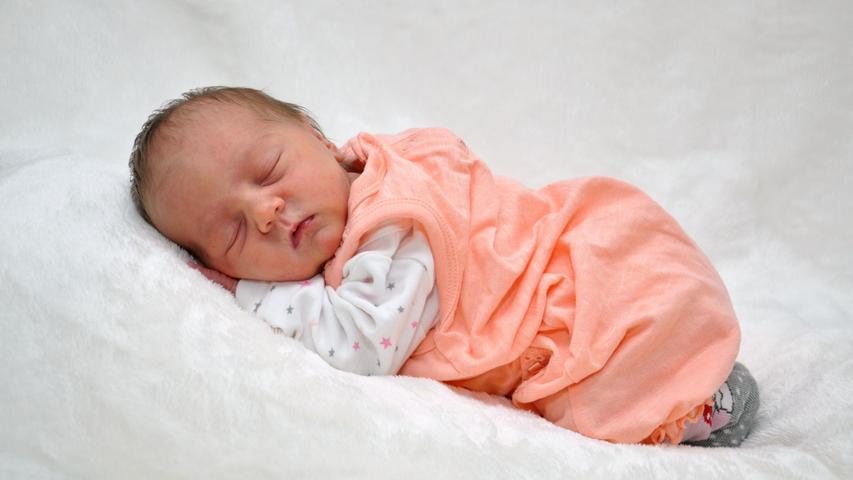 Bei ihrer Geburt am 15. Mai war Emilia 50 Zentimeter groß und wog 2730 Gramm. Sie kam in der Klinik Hallerwiese zur Welt.