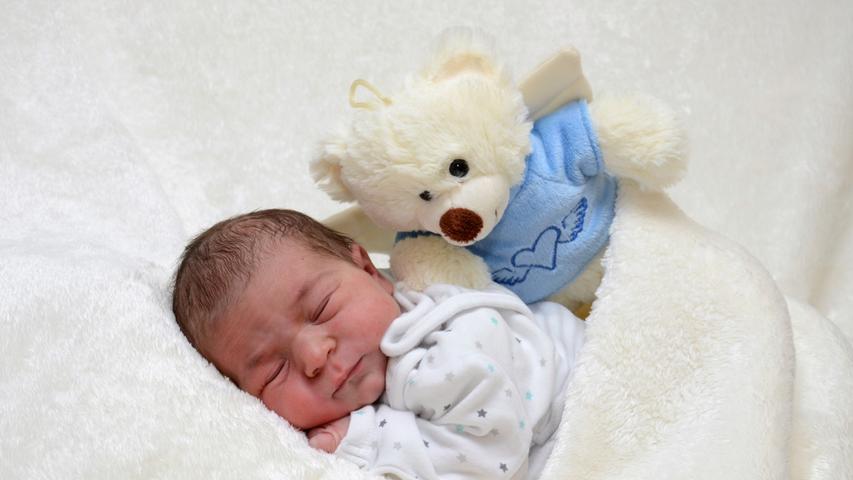 Der flauschige Eisbär passt gut auf Daniel auf. Am 16. Mai wurde er in der Klinik Hallerwiese geboren. Er brachte 2950 Gramm auf die Waage und maß 52 Zentimeter.