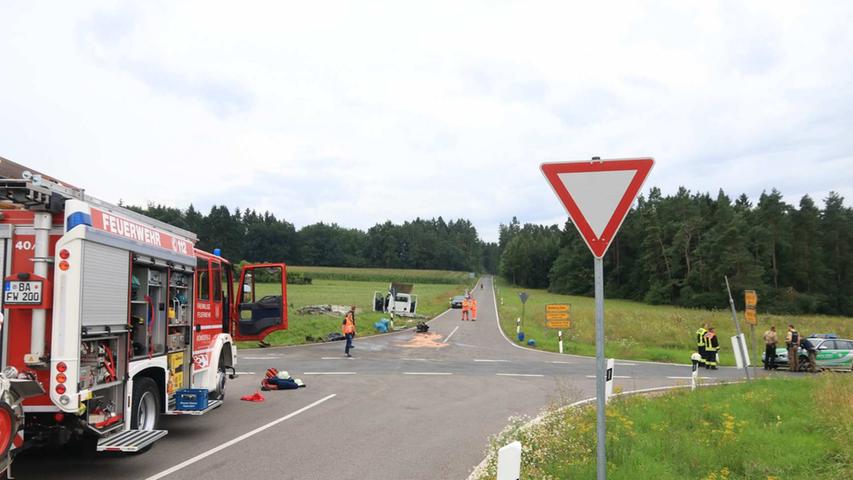 Trümmerfeld: Autos kollidieren auf Kreuzung bei Huppendorf