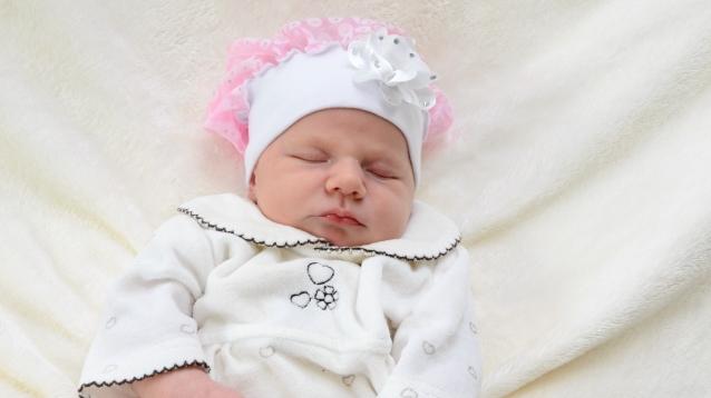 Die kleine Elisa kam am 30. Juni zur Welt. Bei ihrer Geburt wog sie 3325 Gramm und war 51 Zentimeter groß.