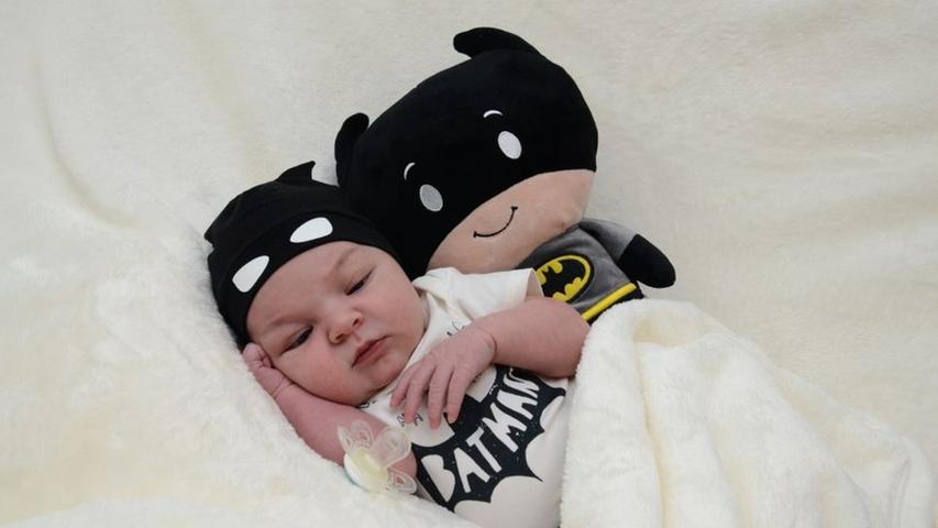 Der kleine Batman Ilyas wurde am 7. Juli 2017 geboren. Damals wog er 4700 Gramm und war 58 Zentimeter groß.