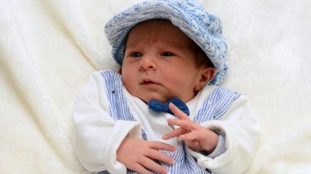 Hallo Erkan Can! Am 23. Juli wurde er geboren und wog dabei 3160 Gramm bei einer Größe von 50 Zentimetern.
