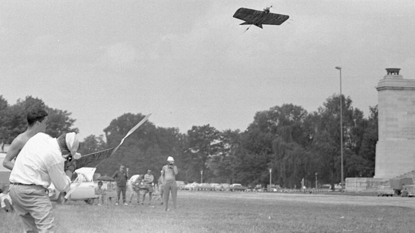 Mit beschwörenden Gesten verfolgt der "Pilot" sein superschnelles Fesselflugzeug.  Hier geht es zum Kalenderblatt vom 31. Juli 1967: Fesselflieger - die Meister am Draht