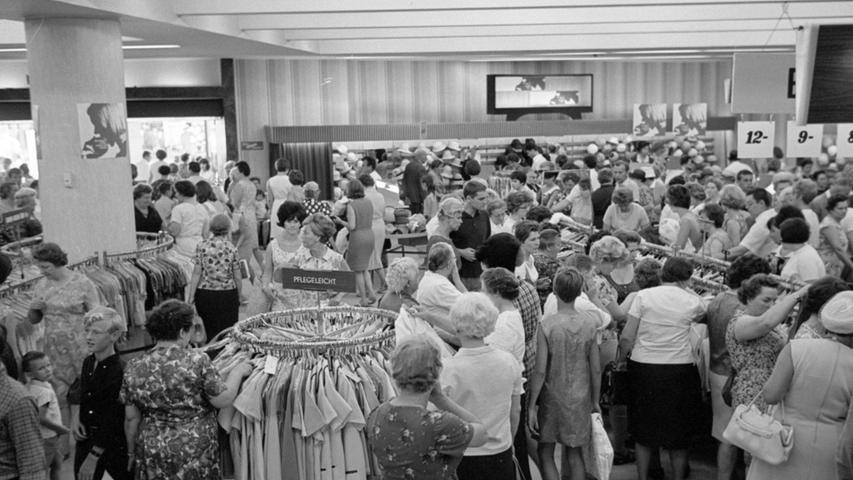 So sah der Menschenauflauf am Vormittag aus. An jedem Stand wurde um die Verkaufsangebote "gerungen". Blusen, Pullis, Schürzen unter fünf DM hatten es den Hausfrauen angetan.  Hier geht es zum Kalenderblatt vom 1. August 1967: Schlager-Wettbewerb um Kunden