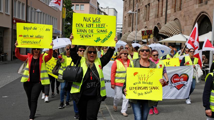 Für mehr Geld, gegen Altersarmut: Streik in Nürnbergs Einzelhandel 