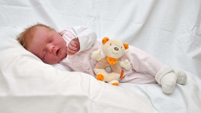 Luise wurde am 11. Juni im Südklinikum geboren. Sie wog 3280 Gramm bei einer Körpergröße von 51 Zentimetern.