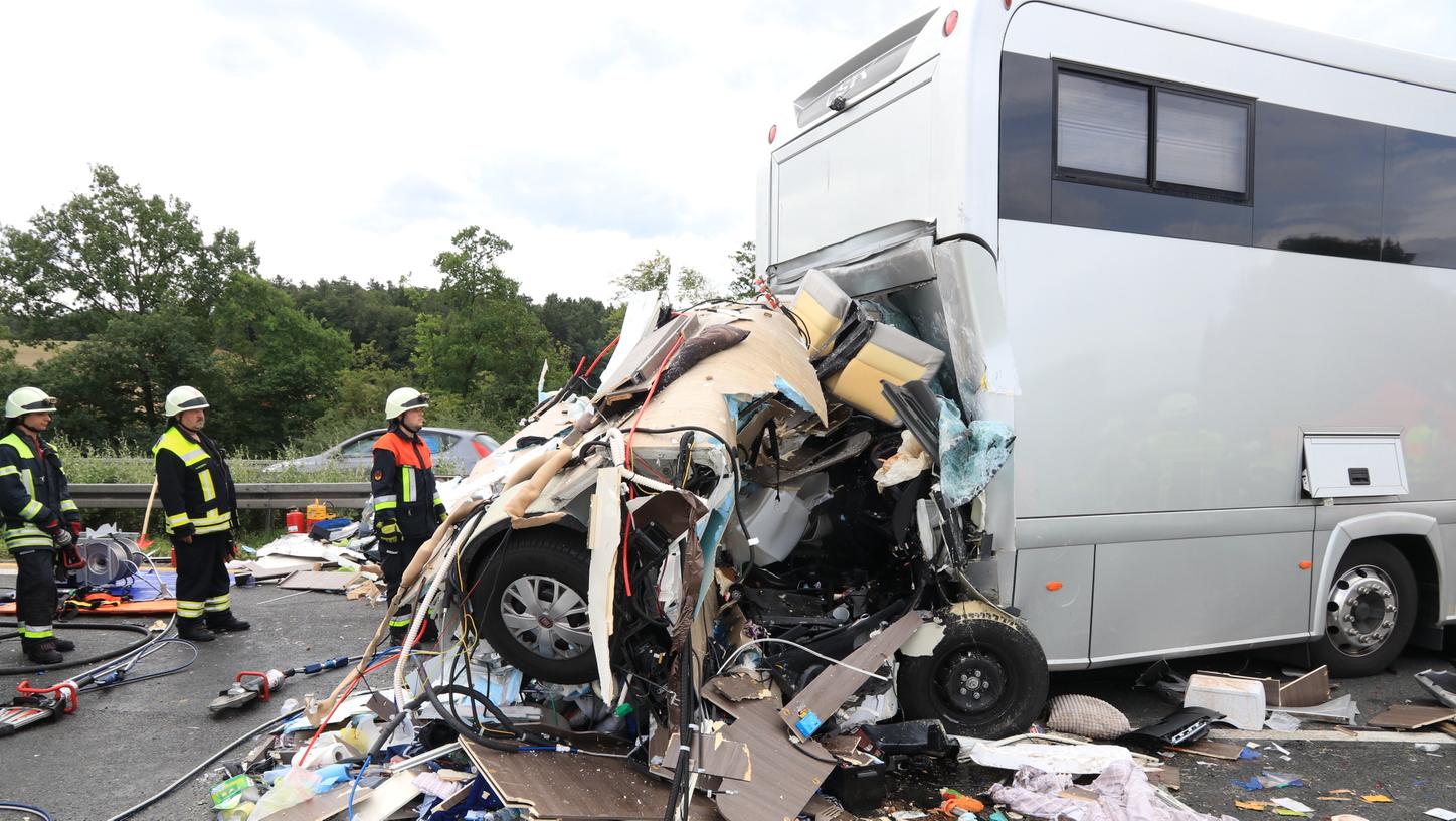 Lkw fährt auf Stauende: Wohnmobil-Fahrer stirbt auf A3