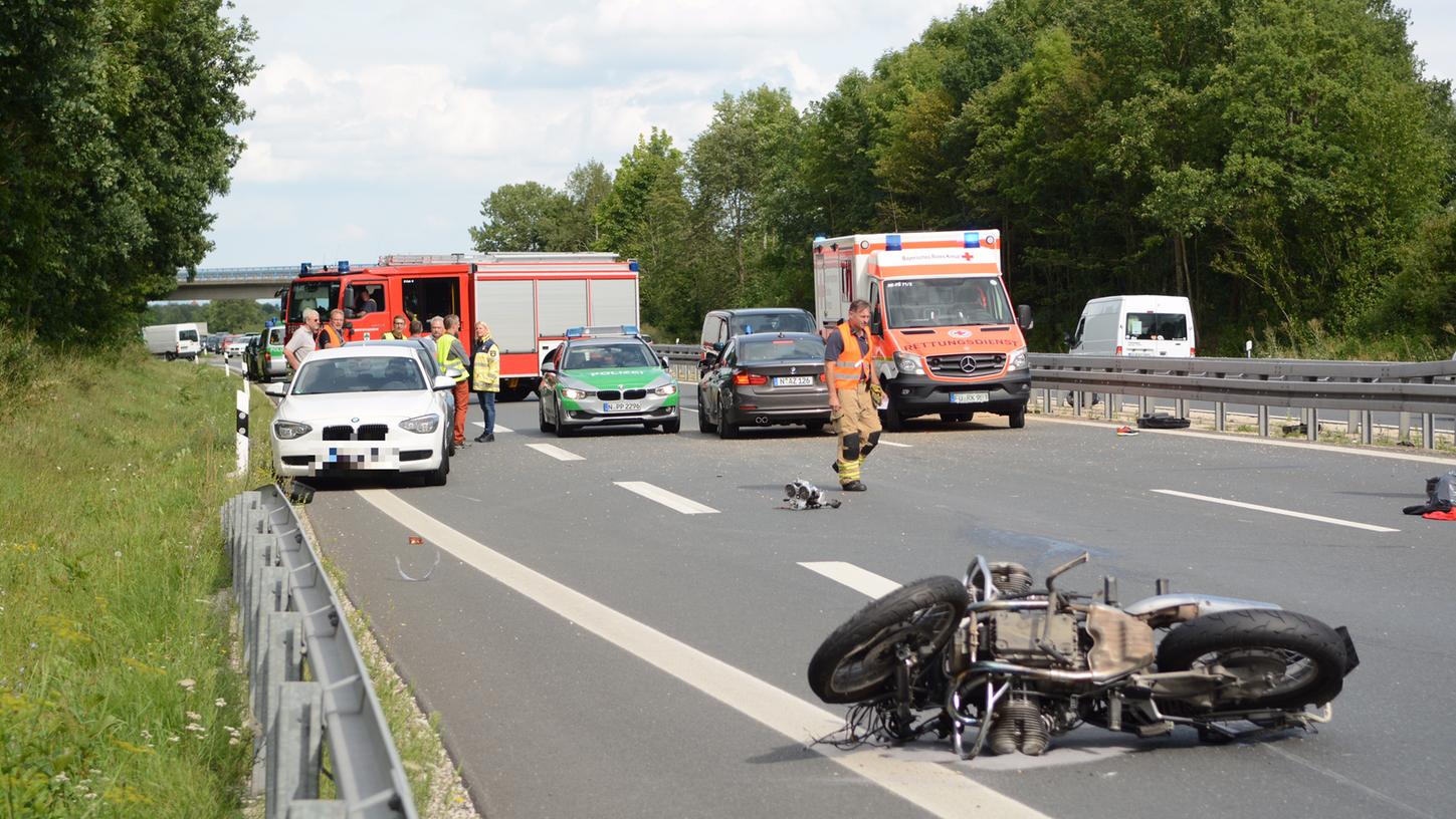 Ein Motorradfahrer stürzte auf der B8 schwer. Die Rettungskräfte konnten nichts mehr für ihn tun.