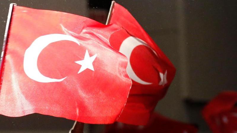 Wegen kritischer Äußerungen auf Facebook soll ein in Wuppertal lebender türkischer Familienvater in der Türkei festgehalten werden.