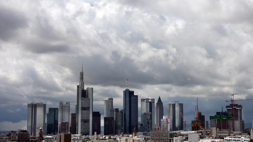 Vor einer Kulisse aus dunklen Wolken erheben sich die Hochhäuser der Banken in Frankfurt am Main über die Dächer der Mainmetropole. In den Turbulenzen an den internationalen Finanzmärkten, die seit Sommer 2007 weltweit für Unruhe sorgten, ging selbst bei hartgesottenen Finanzprofis die Angst um.