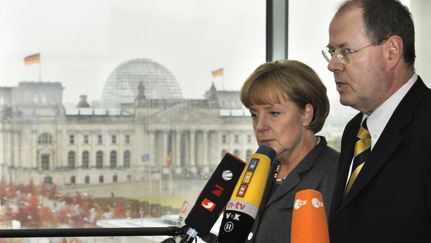 Zur Bankenkrise und der Krise der Hypo Real Estate geben Bundeskanzlerin Angela Merkel (CDU) und der damalige Bundesfinanzminister Peer Steinbrück (SPD) am 05.10.2008 im Bundeskanzleramt in Berlin ein Statement ab.