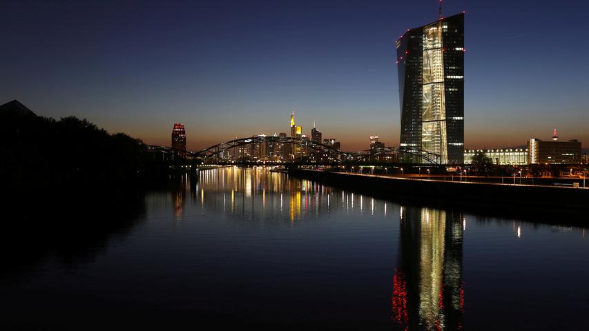Die Europäische Notenbank in Frankfurt erwies sich als der Fels in der Brandung: EZB-Chef Draghi öffnete die Geldschleusen.