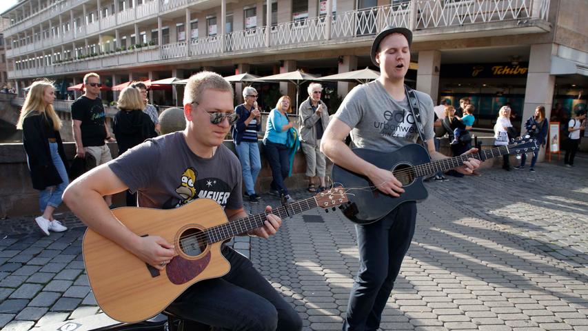 Gitarrenriffs und Gesang: Die Straßenmusiker beim Bardentreffen
