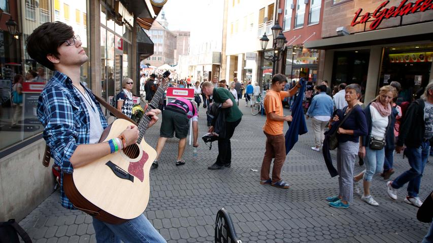 Gitarrenriffs und Gesang: Die Straßenmusiker beim Bardentreffen