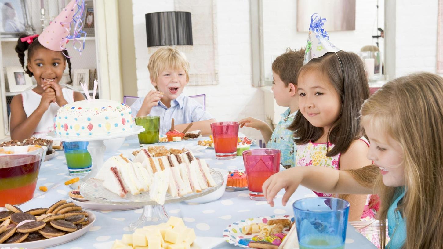 Der Kuchen schmeckt, die Stimmung ist gut: So soll es beim Kindergeburtstag sein. Möglichkeiten zu feiern gibt es viele.