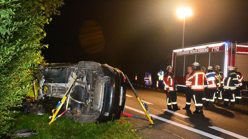 Schwerer Unfall bei Heroldsberg: Audi überschlägt sich auf B2